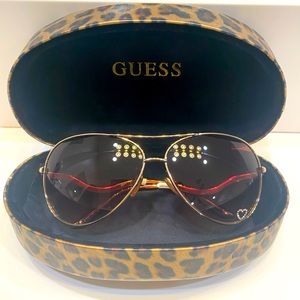 Guess Aviator sunglasses gently used in great condition. Super cute!